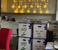 verhuizing-met-dozen-en-kerstverlichting