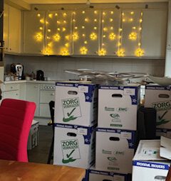 verhuizing-met-dozen-en-kerstverlichting